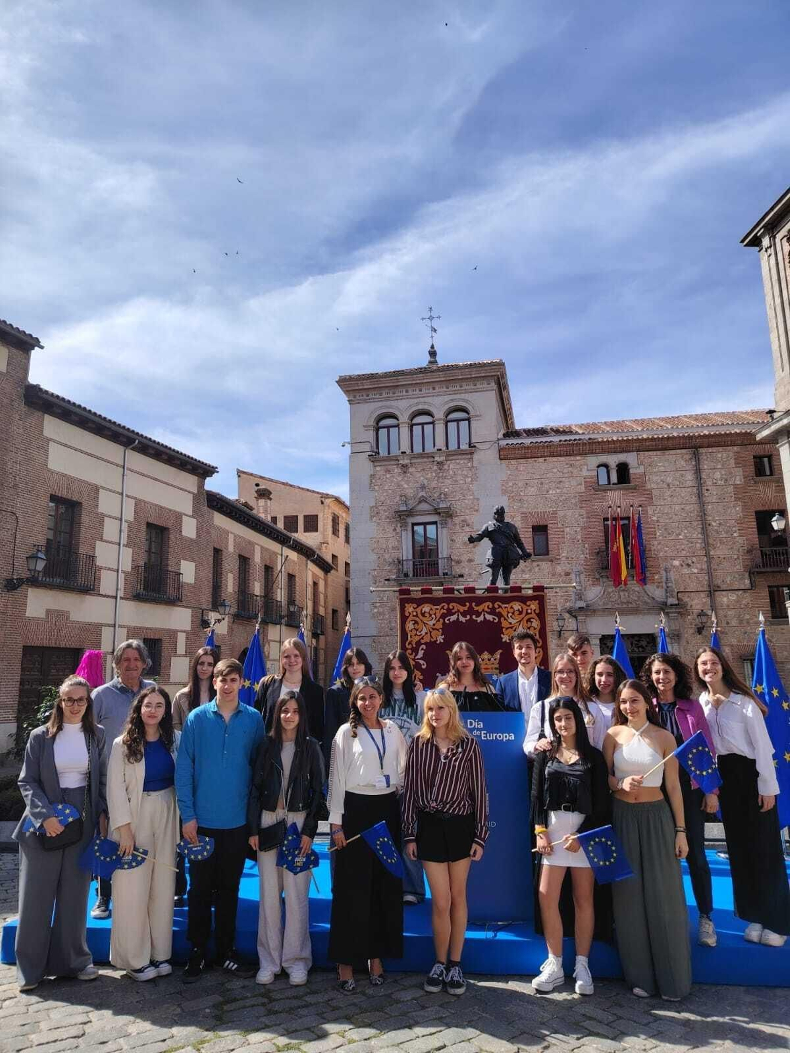 Estudiantes del IES Severo Ochoa de Granada invitados al izado de bandera