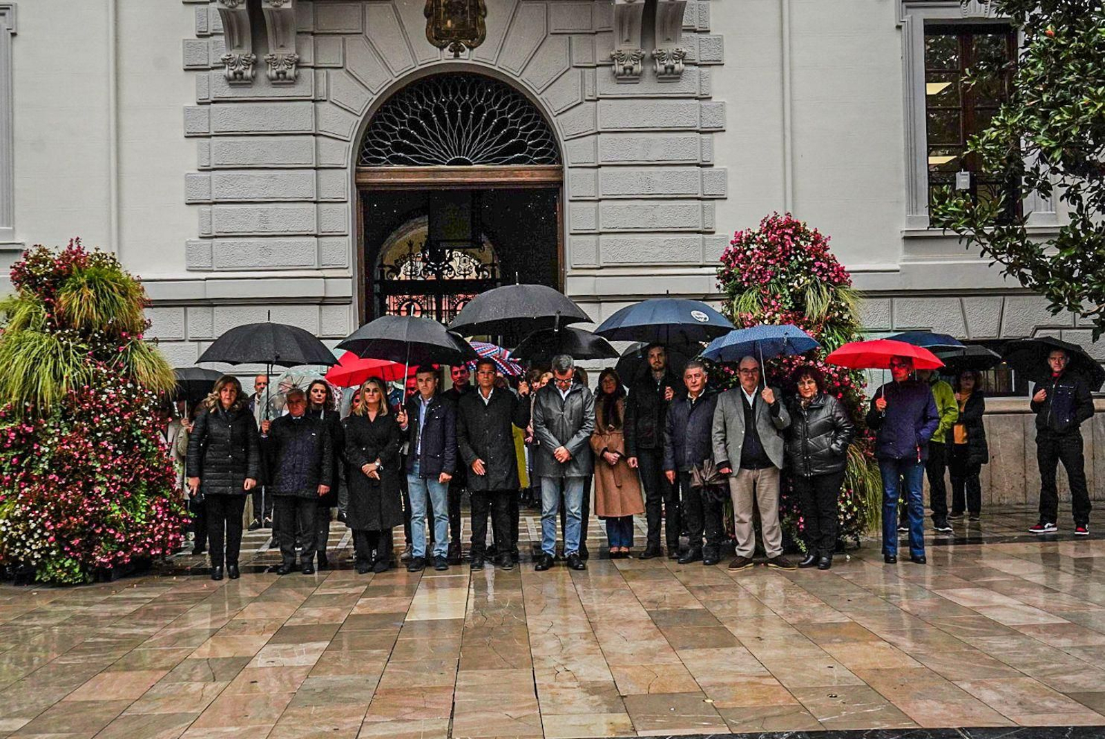 Minuto de silencio en el Ayuntamiento de Granada. Minuto de silencio en el Ayuntamiento de Granada.