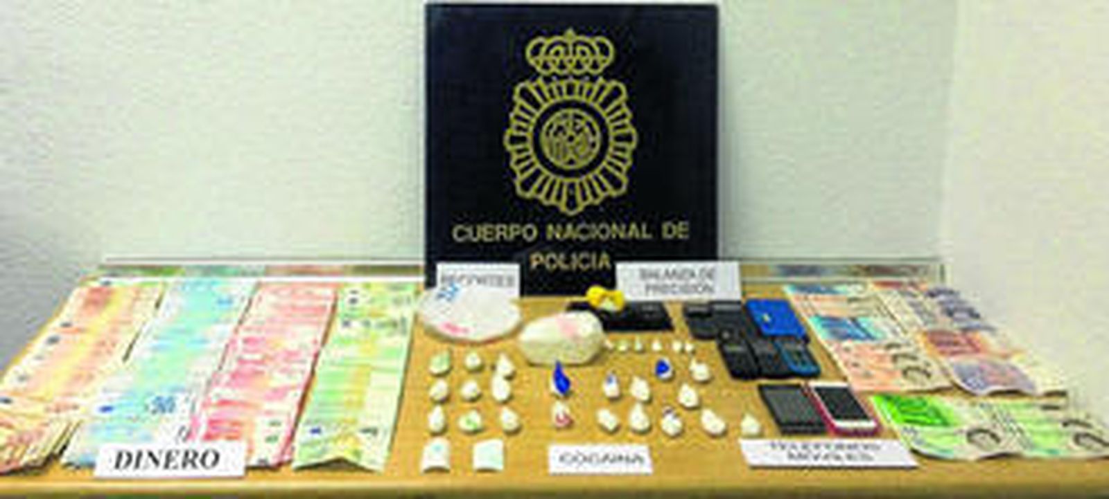 Imagen del dinero, la droga y los útiles intervenidos por la Policía.