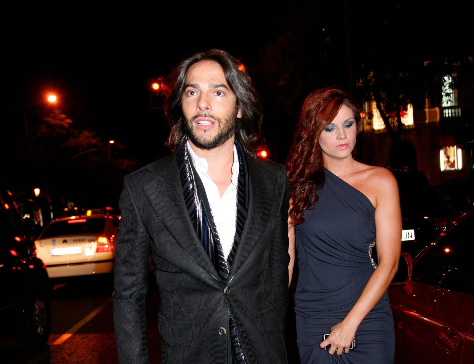 El artista, con su actual pareja y futura mamá, Mónica Moreno.