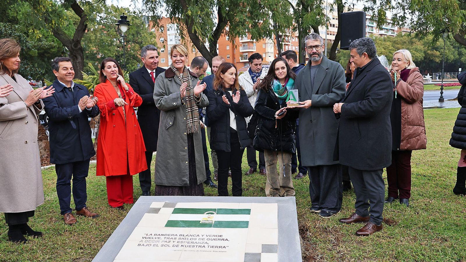 Entrega del reconocimiento a la Escuela de Arte y Diseño León Ortega por la elaboración del azulejo.