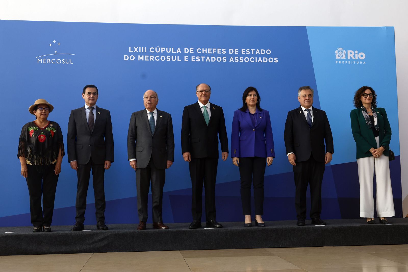 Desde la izquierda, la canciller de Bolivia, Celinda Sosa Lunda; el canciller de Paraguay, Rubén Ramírez; el canciller brasileño, Mauro Vieira; el vicepresidente de Brasil, Geraldo Alckmin; la ministra de Planeamento de Brasil, Simone Tebet; el canciller de Uruguay, Omar Paganini, y la secretaria de Relaciones Económicas Internacionales de Argentina, Cecilia Todesca, posan en una foto de grupo.