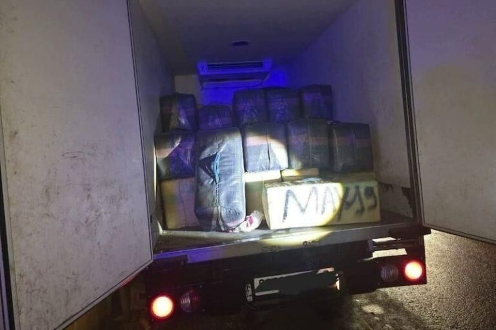 La Gendarmería marroquí decomisa 2,2 toneladas de droga en las playas de El Yadida, ocultas en un camión.