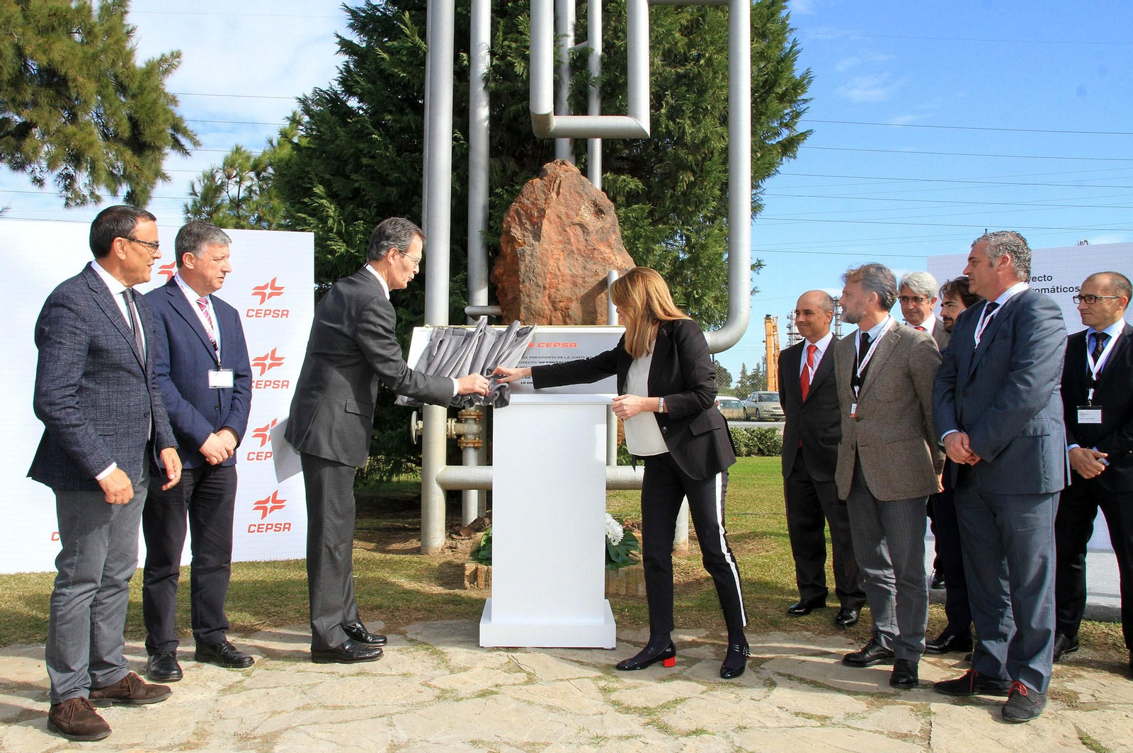 La presidenta de la Junta de Andalucía, Susana Díaz, y el consejero delegado de Cepsa, Pedro Miró, inauguran el proyecto 'Optimización de Aromáticos' de Cepsa, en imágenes