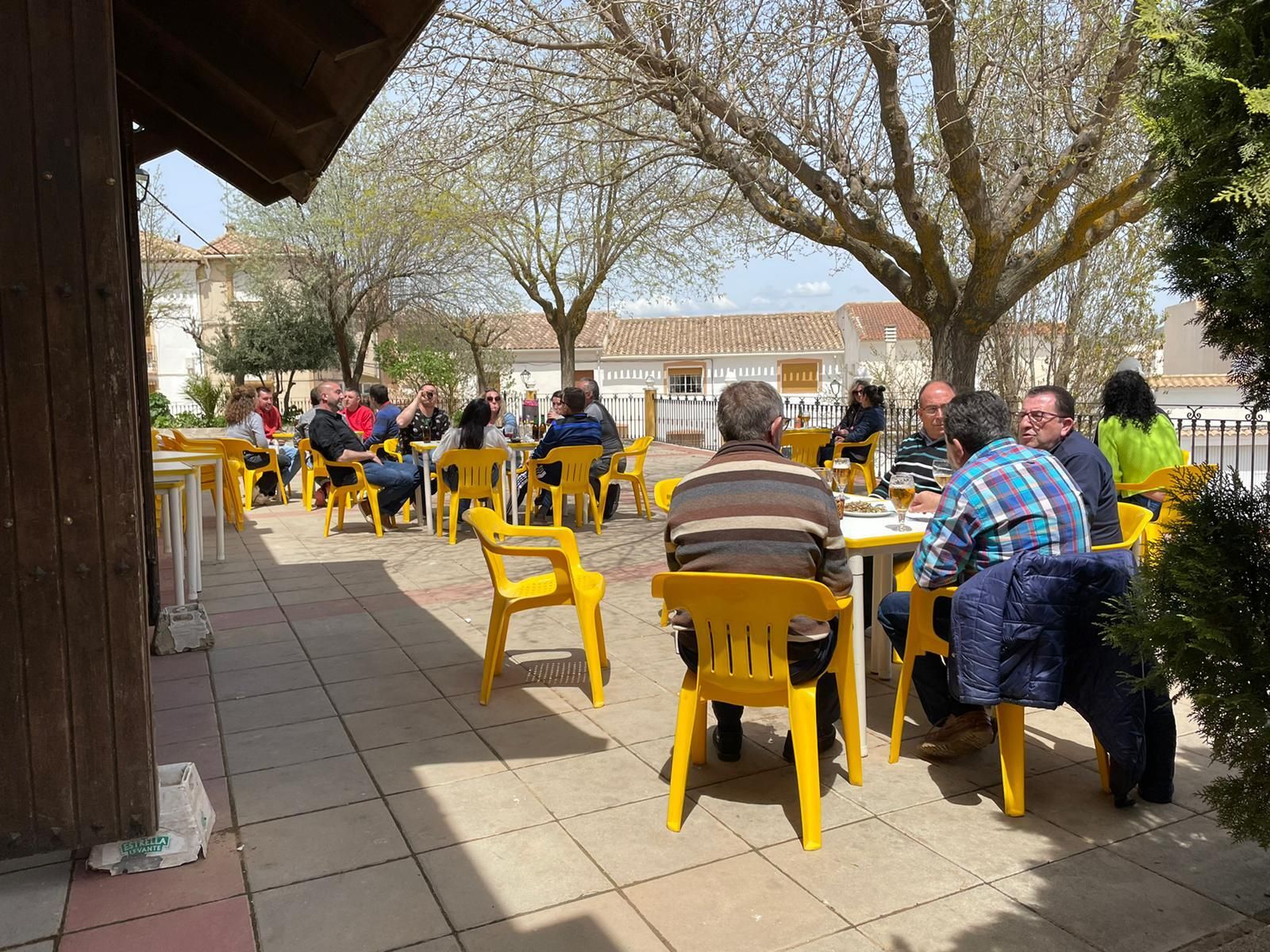 Terraza del salón social-bar de Topares el día de su reapertura