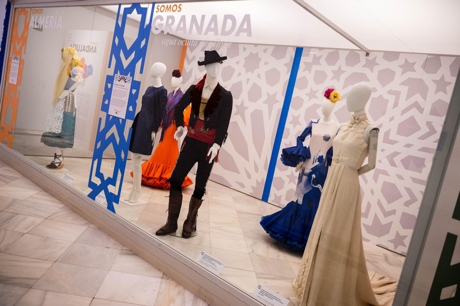 Todos los detalles de los diseños de la exposición 'Somos abril'