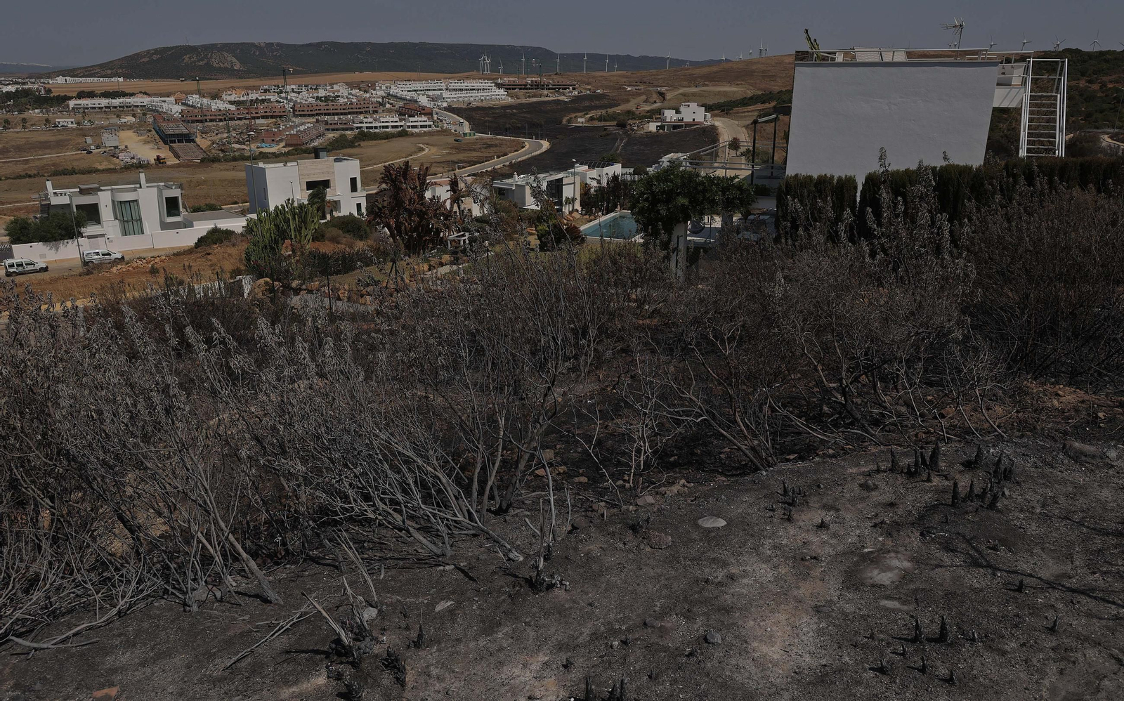 Así han quedado Atlanterra y Zahara de los Atunes tras el incendio forestal en la Sierra de la Plata de Tarifa