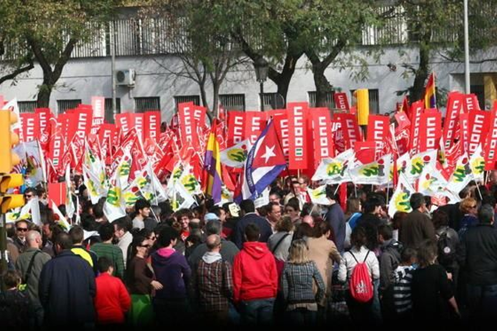 Una marea roja de onubenses clama en la calle contra la reforma laboral