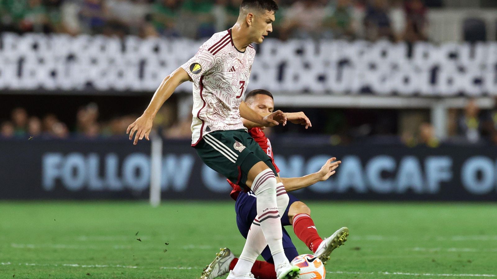 César Montes busca un pase en el duelo contra Costa Rica en suelo estadounidense.