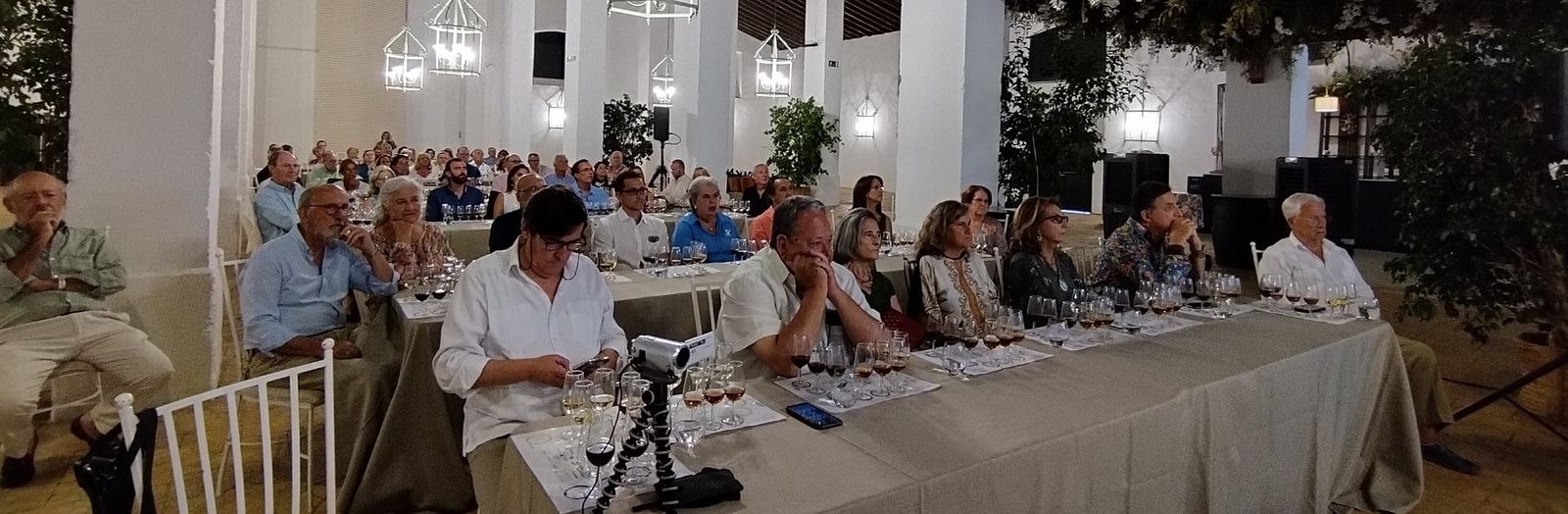 Los asistentes a la cata del Ateneo del Vino.