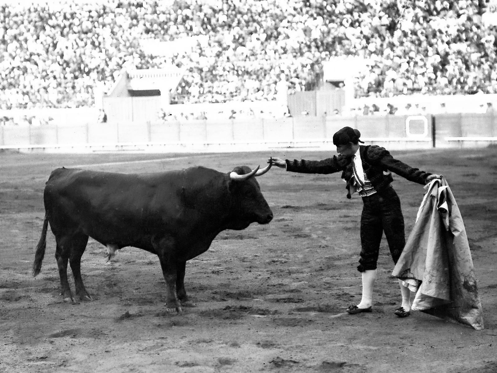Un desplante muy torero de Joselito, vestido de luto por la muerte de su madre.