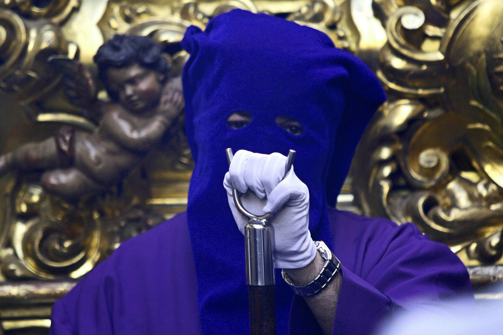 Un manigueta con su horquilla en un paso de Cádiz.