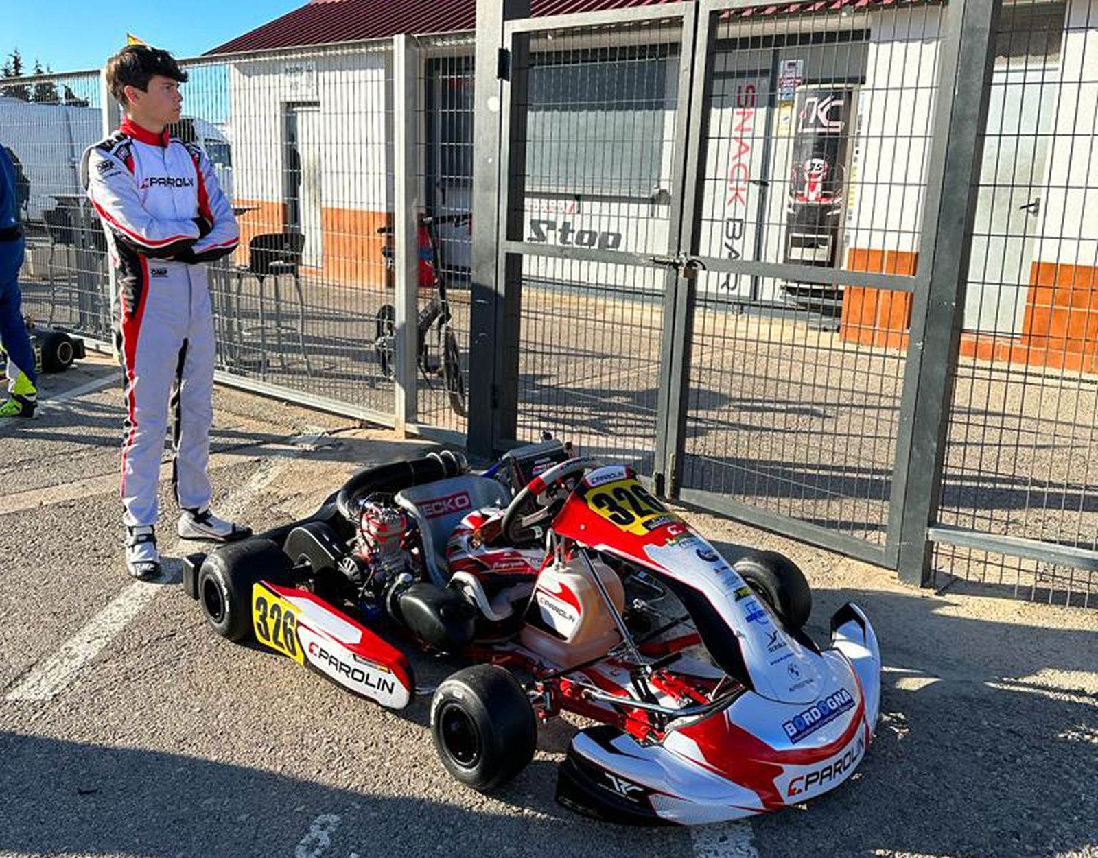 Pablo Morgado, junto a su kart, en Campillos