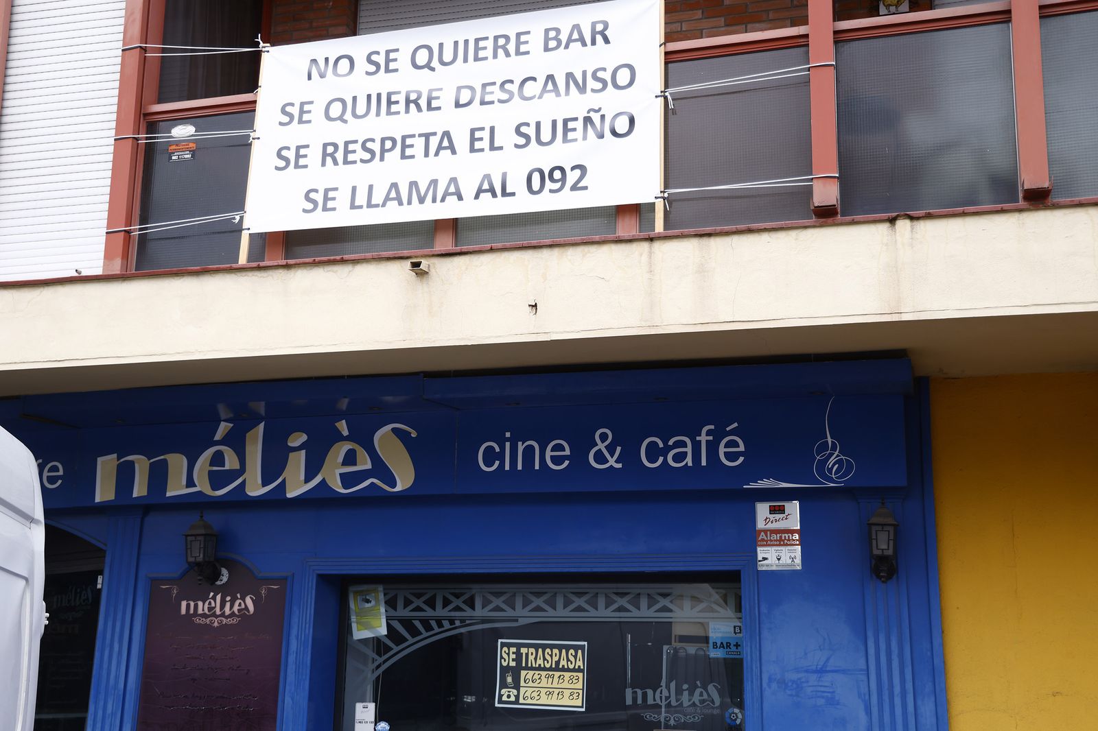 La pancarta que ahuyenta al que se interese por montar un bar en el local de abajo