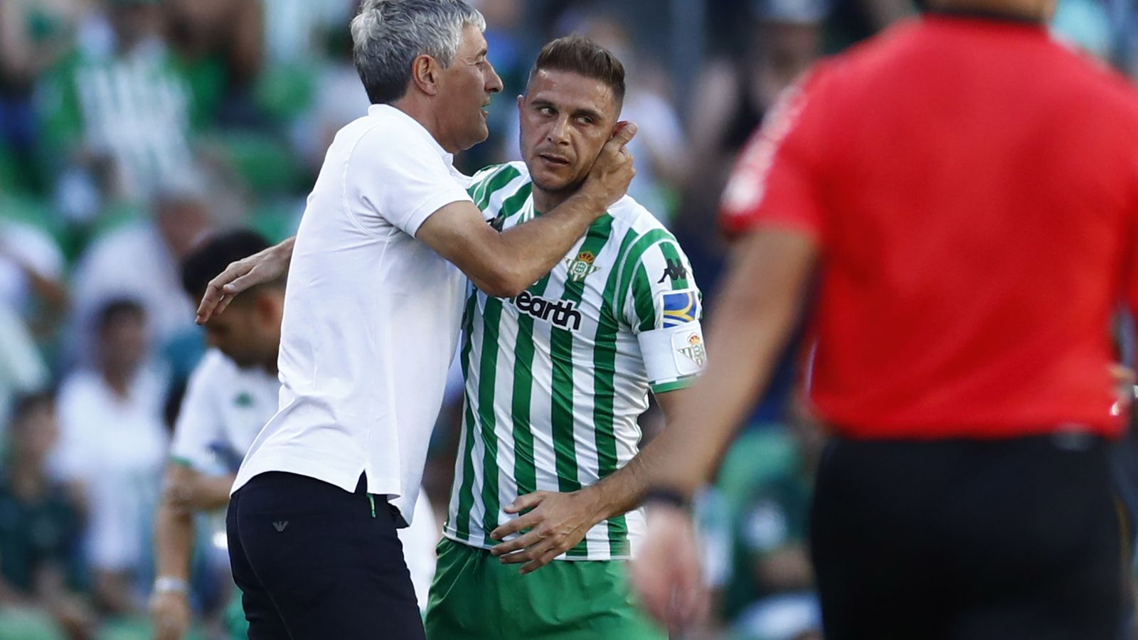 Joaquín se abraza a Setién tras marcar.