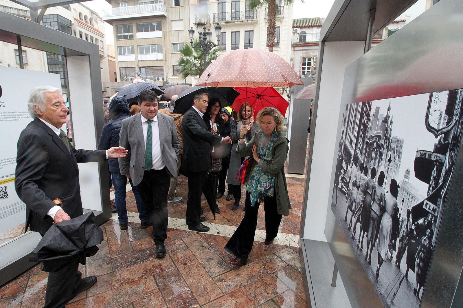 Latitudes, inauguración de la exposición colectiva en la Plaza de Las Monjas en imágenes