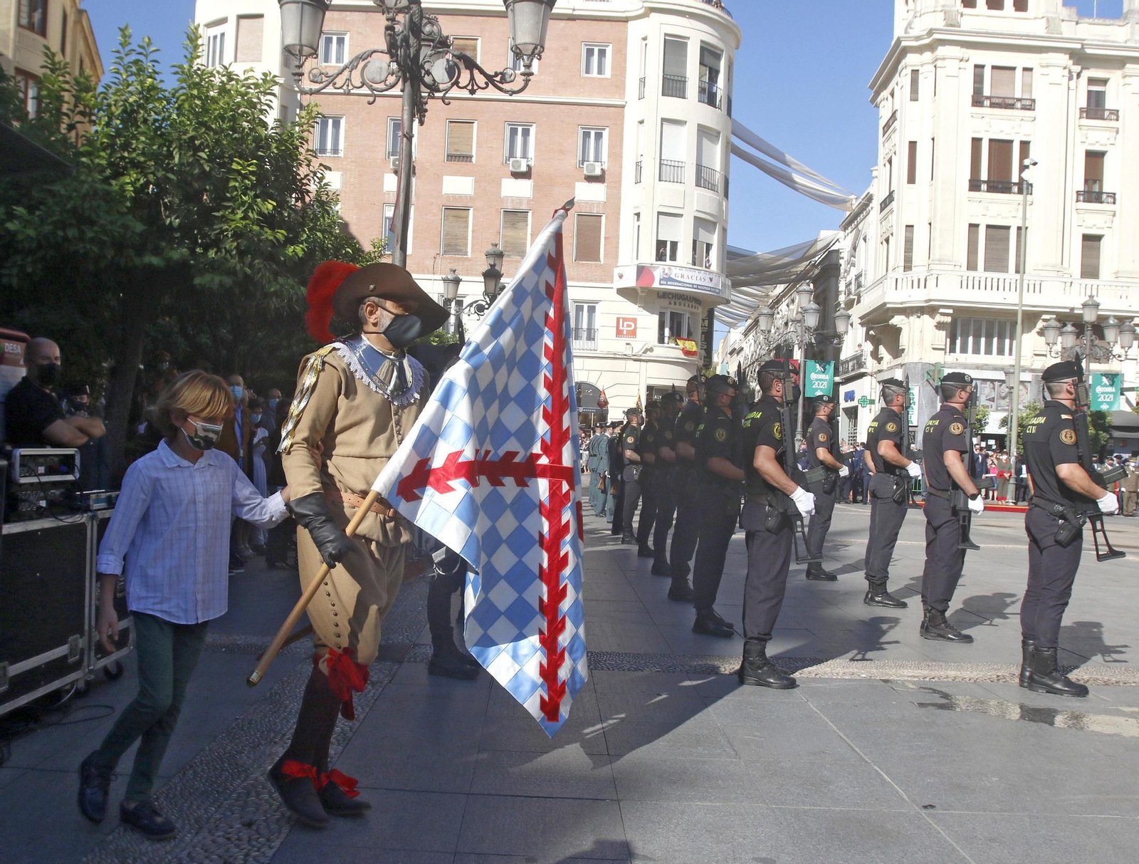 La izada de la bandera de España en las Tendillas, en imágenes.