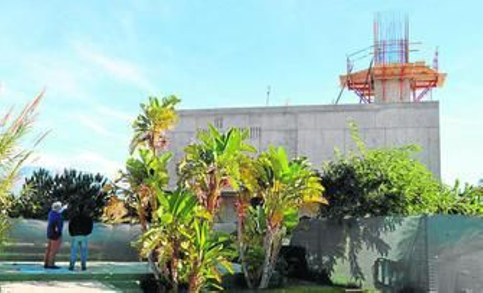 El enorme edificio tapa las vistas al mar de los vecinos de la zona.