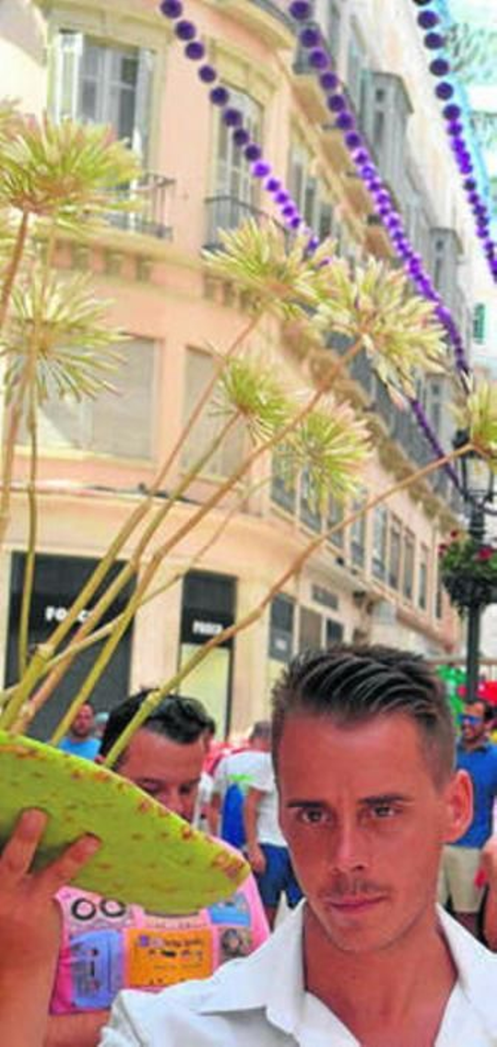 Un brindis en la calle Larios, despedida de soltera incluida.