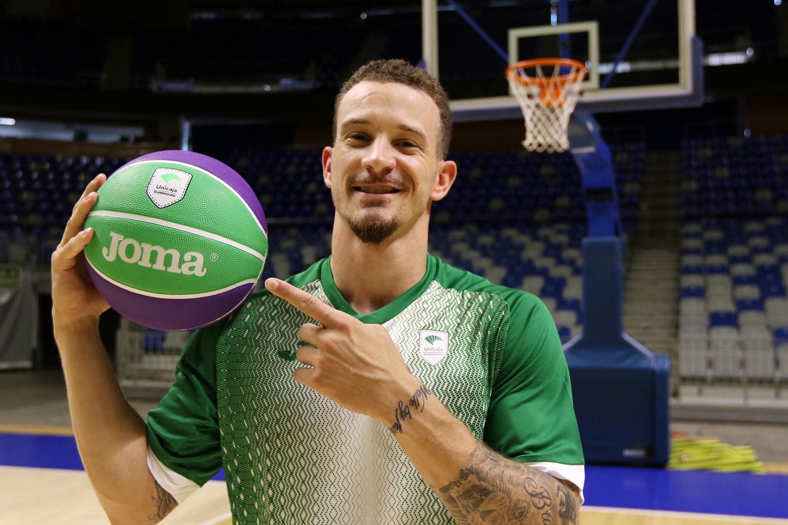 Las fotos de la puesta de largo de Josh Adams en el Carpena