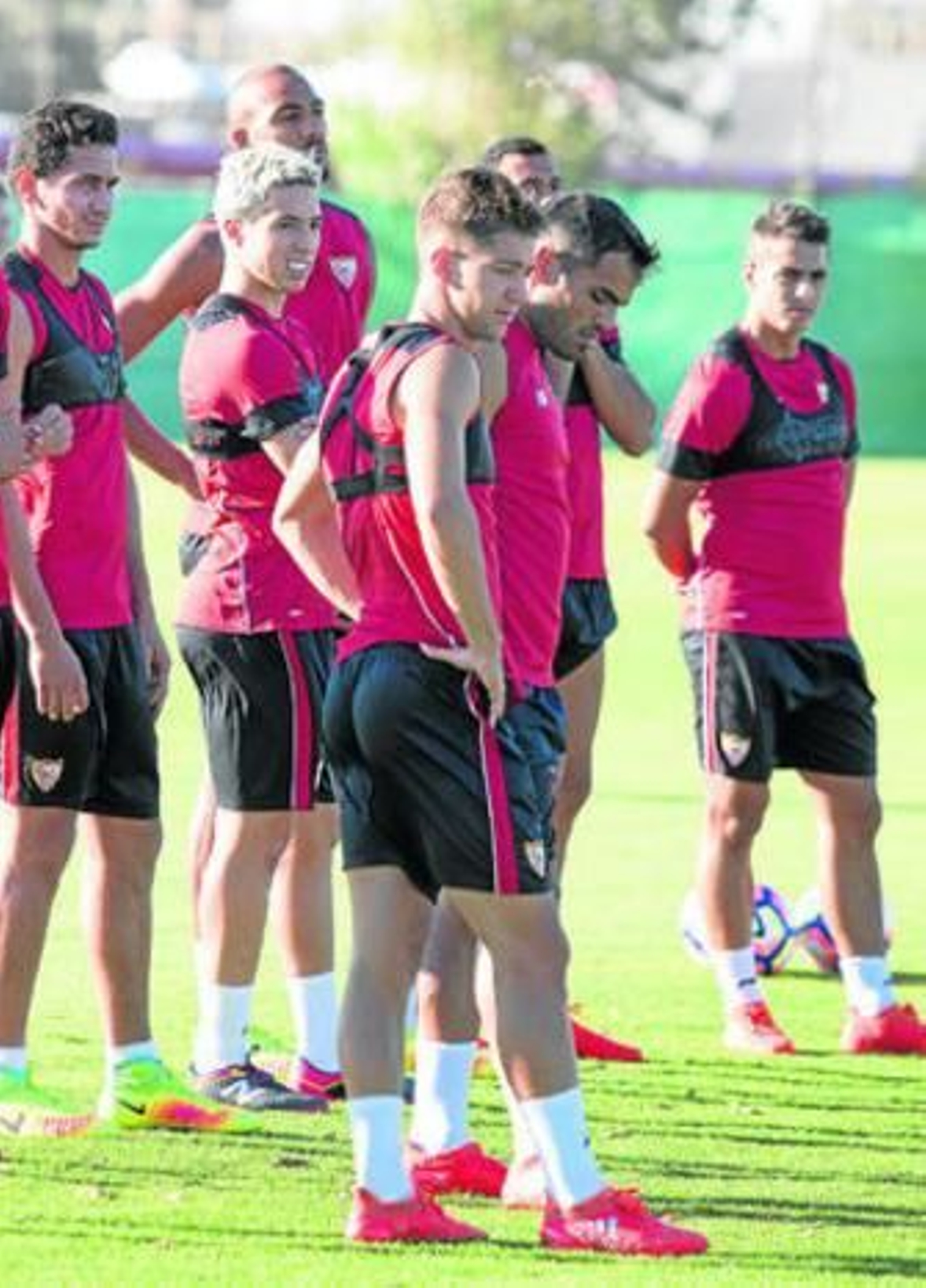 Vietto, en primer término, y Ben Yedder, al fondo, esperan instrucciones en la sesión de ayer.