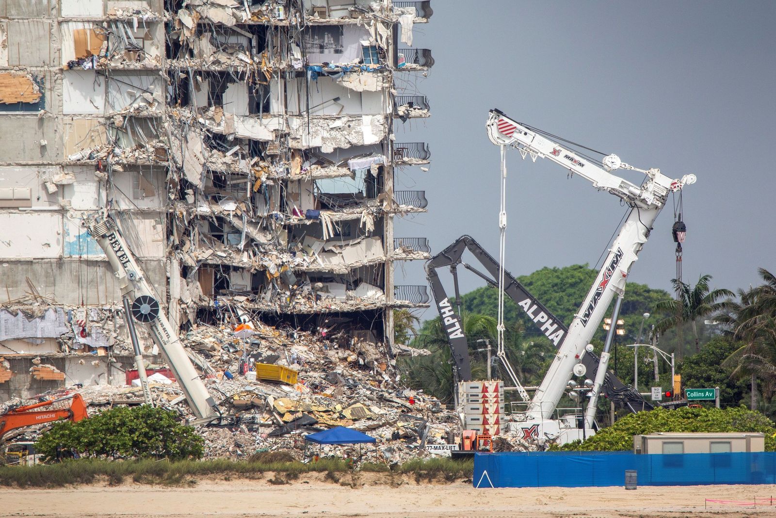 Vista de las labores de rescate en el edificio derrumbado en Miami.