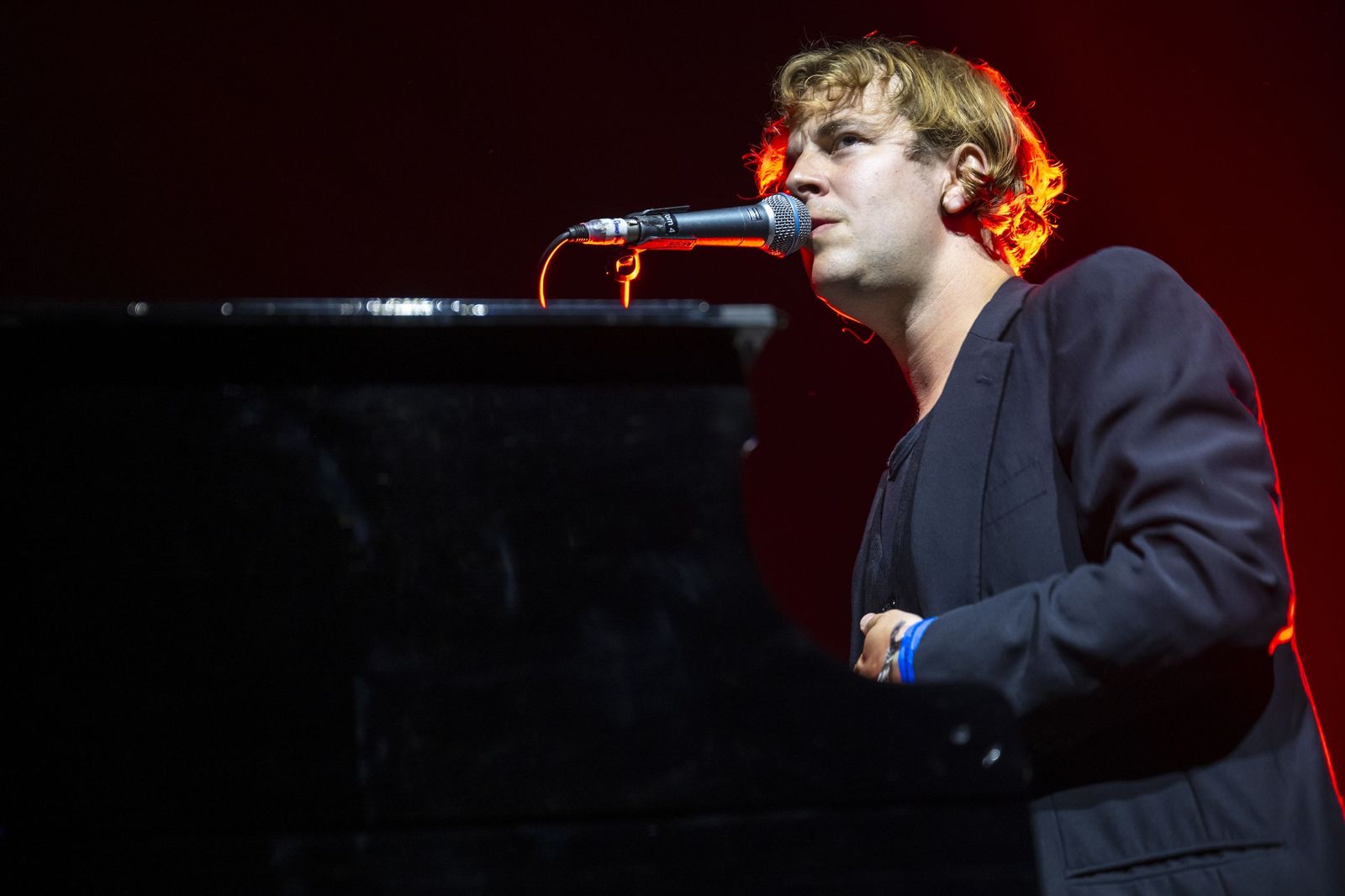 El británico Tom Odell, en plena actuación.