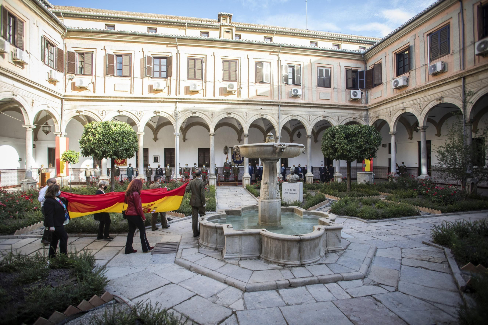 Fotos: la fiesta nacional se celebra en el Madoc de Granada con el izado de la bandera