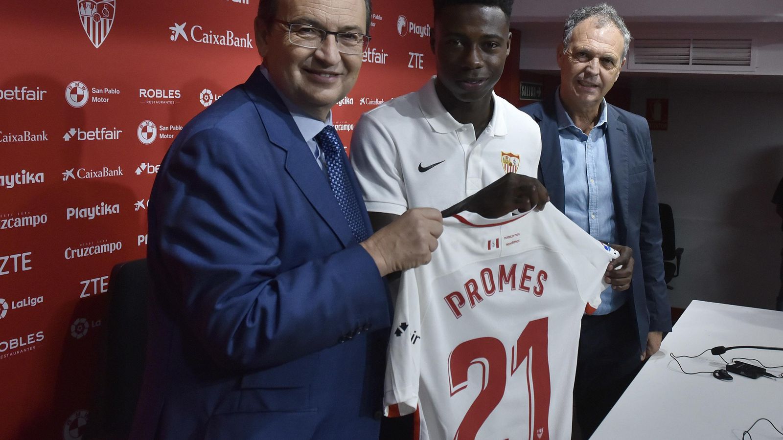 Quincy Promes, en su presentación junto a Castro y Caparrós.