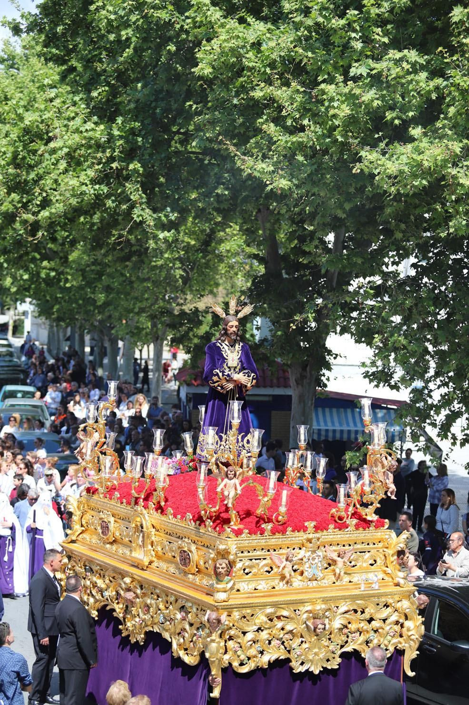 Imágenes del recorrido de la Hermandad del Cristo Cautivo de Huelva
