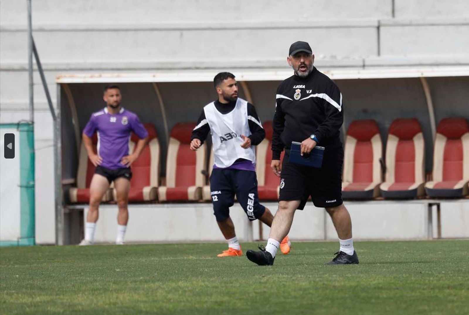 Víctor Basadre, junto a Yassin Fekir, en un entrenamiento
