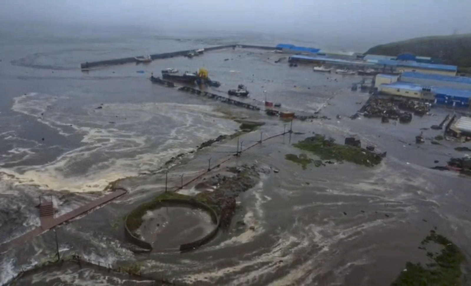 Inundaciones  por tsunami en la península de Kamchatka tras producirse el terremoto.
