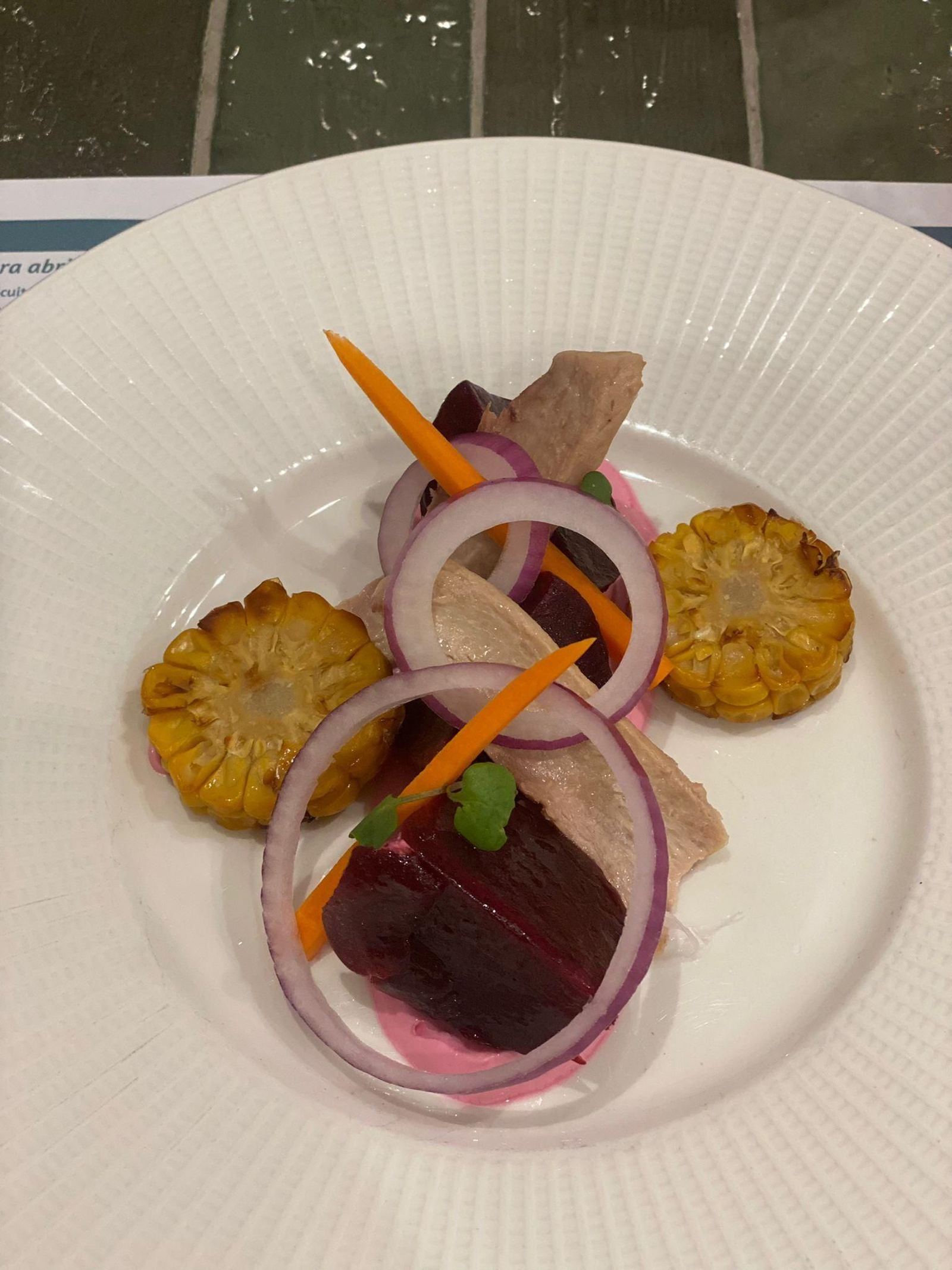 Ensalada de remolacha, melva canutera, maíz tostado y cebolla morada