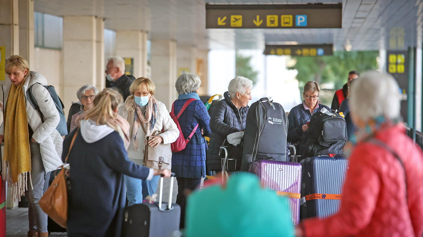 Pasajeros alemanes a su llegada a la terminal de Jerez.