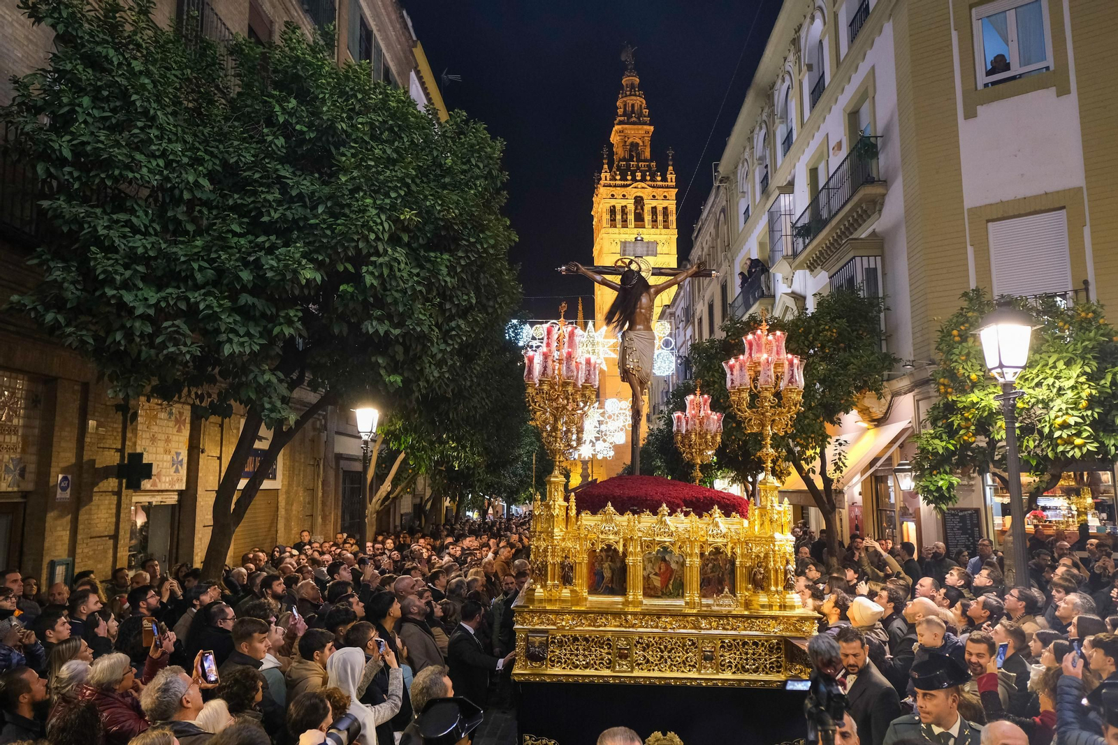 Imágenes de la procesión extraordinaria de regreso del Cristo de San Agustín a San Roque