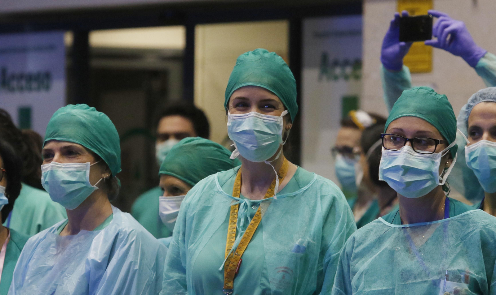 Los profesionales del Hospital Reina Sofía de Córdoba devuelven los aplausos de los cordobeses