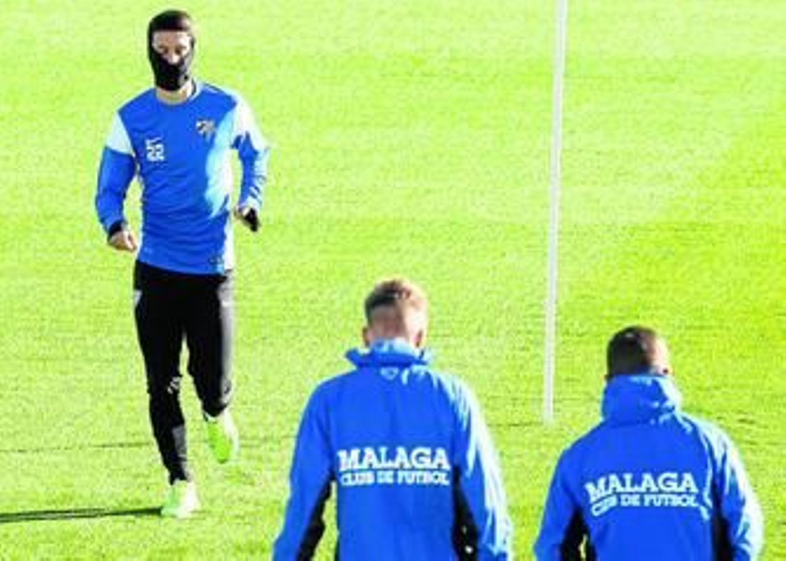 Luis Alberto corre con la boca protegida del frío.