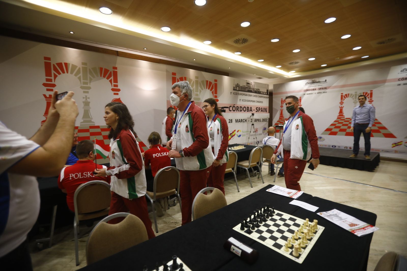 Participantes de Hungría llegan al campeonato de ajedrez.
