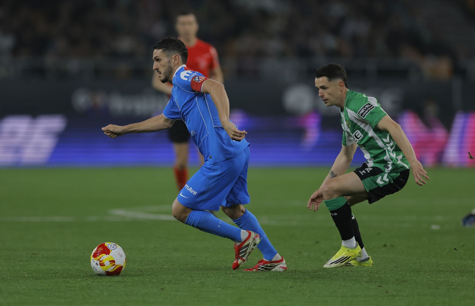 Álvaro Fidalgo llega tarde a la presión a Koke en su debut como verdiblanco.