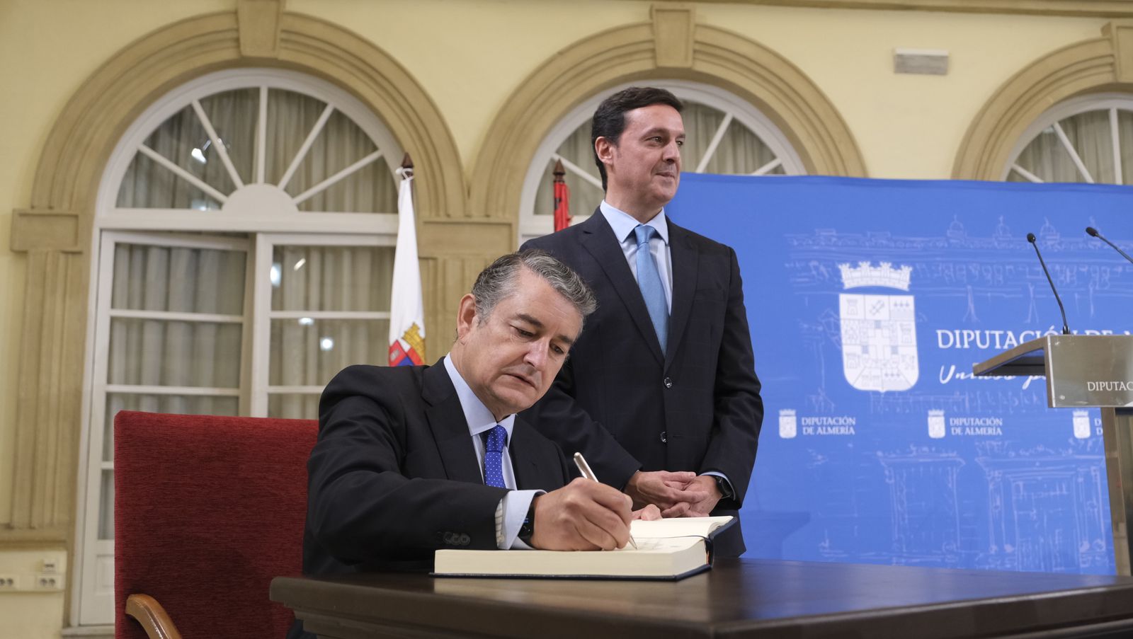 Imágenes de la visita del Consejero de Presidencia, Antonio Sanz, a la Diputación de Almería