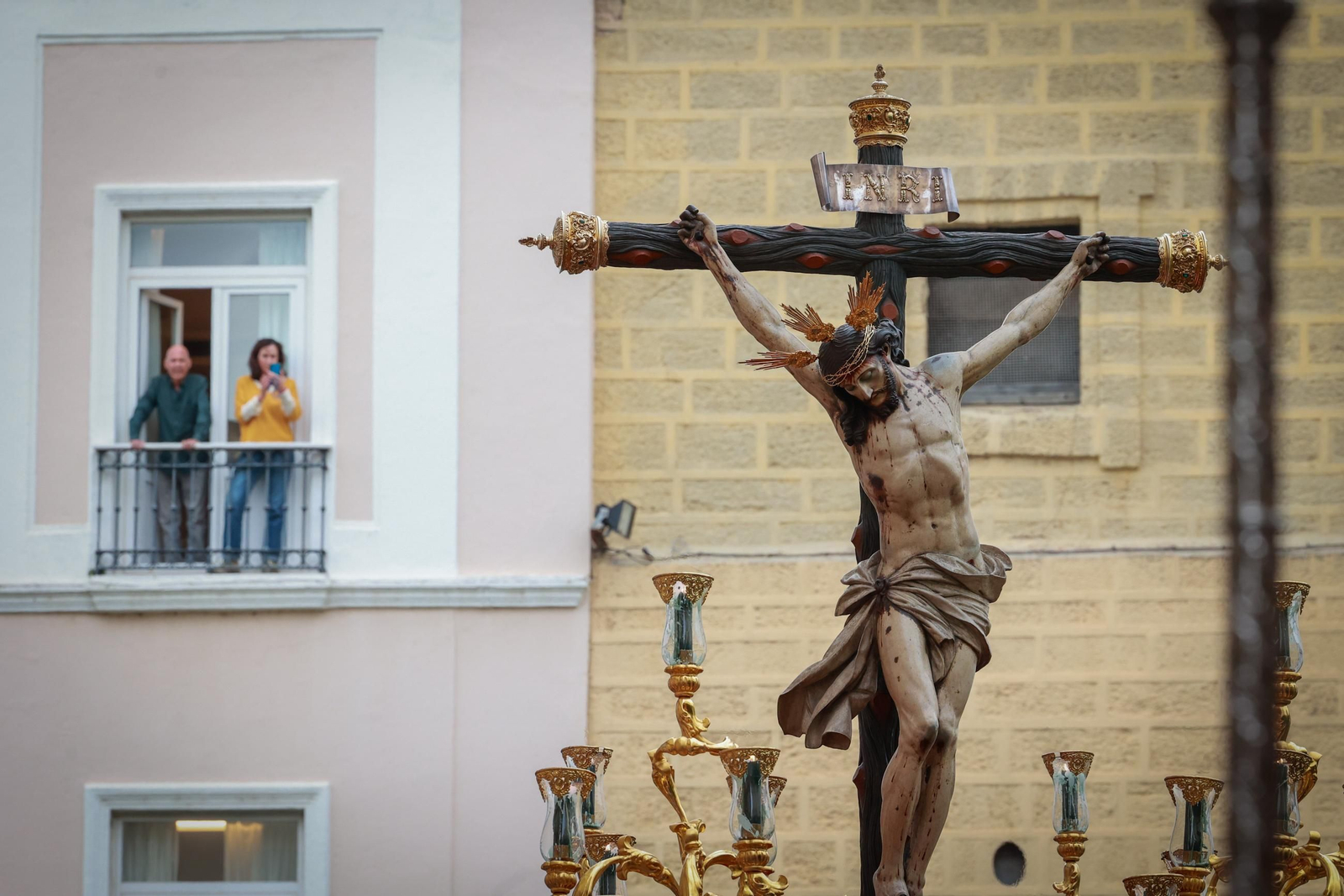 Imágenes de la salida de Vera Cruz en la Semana Santa de Cádiz 2025