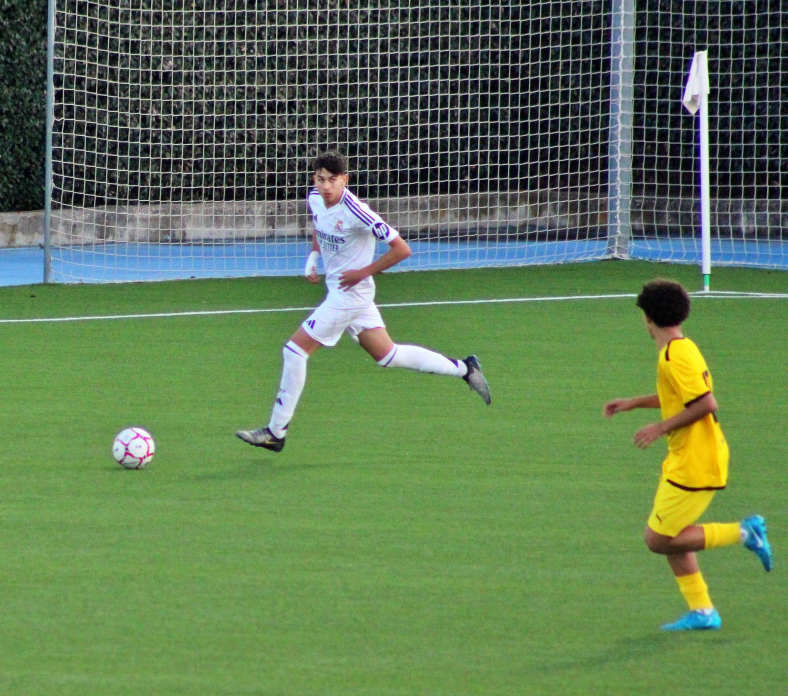 El almeriense conduce el balón durante un encuentro de la presente temporada con el cadete del Real Madrid.
