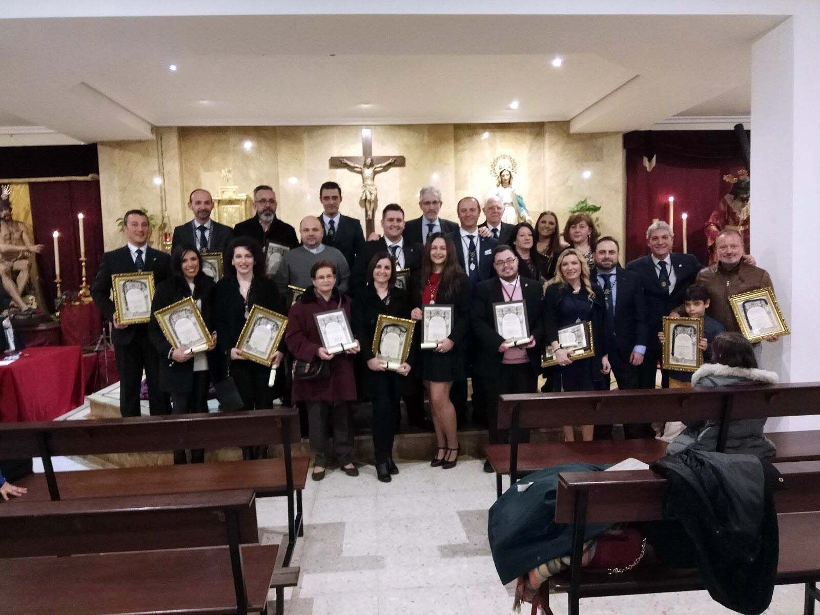 Grupo de cofrades que han recibido el reconocimiento de la Hermandad de la Redención.