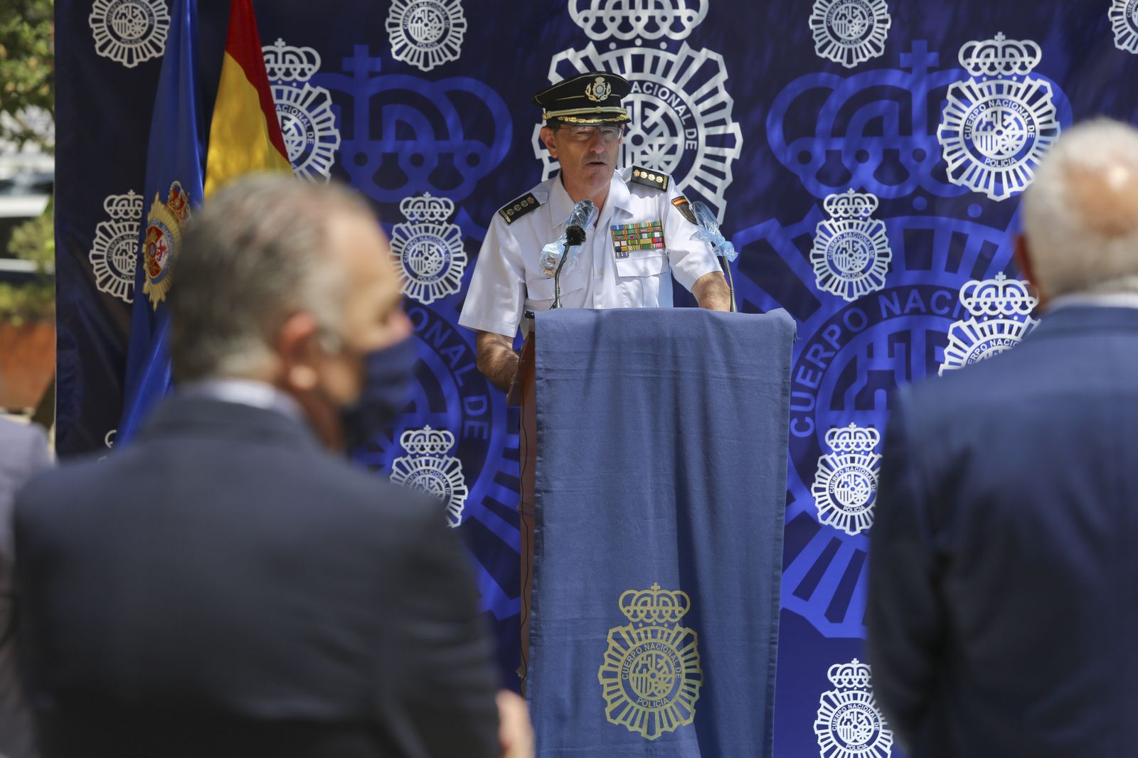 Fotos de la escultura que rinde homenaje a los policías fallecidos en Málaga