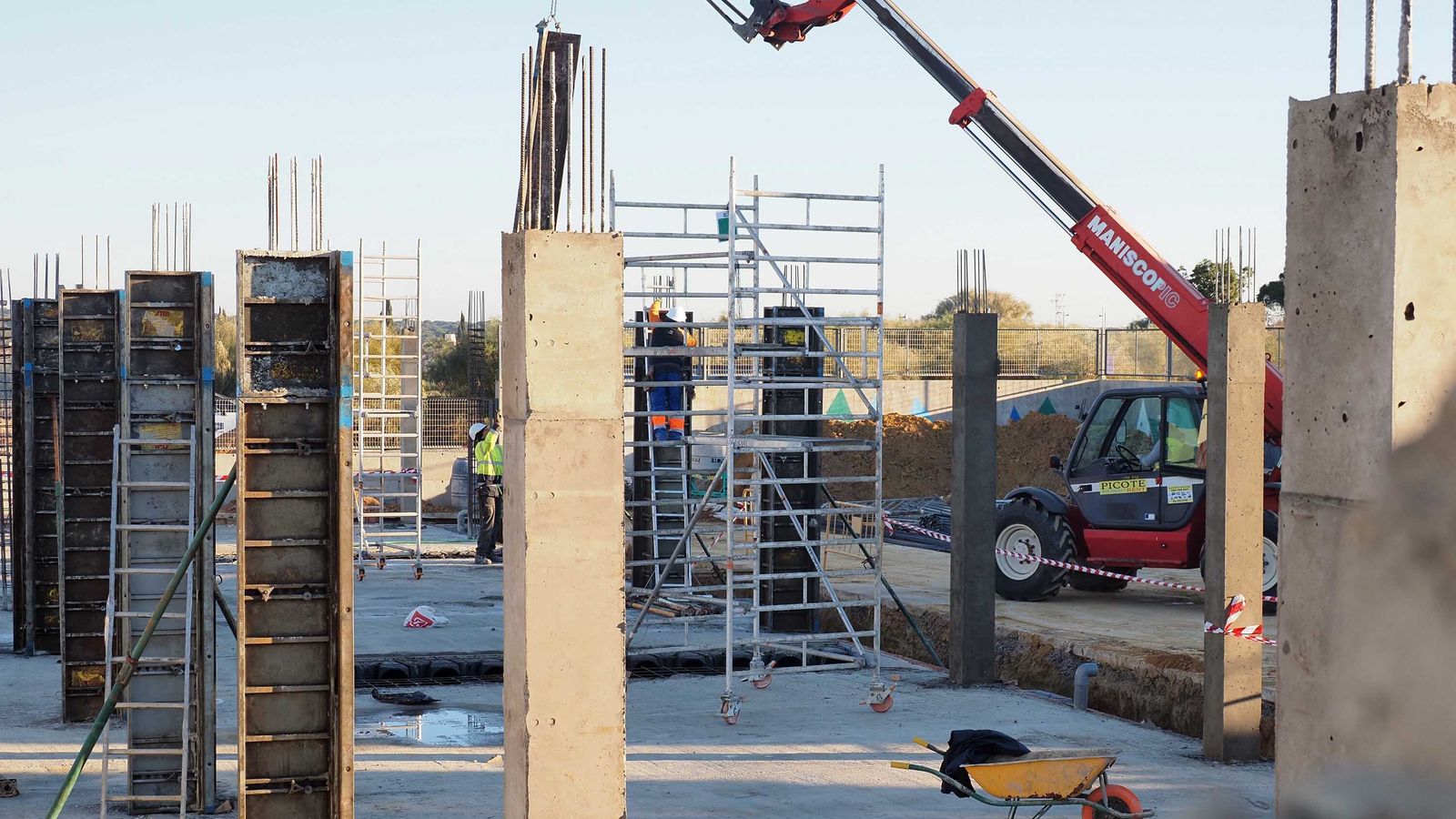 El movimiento de maquinaria pesada es evidente a apenas dos metros de las aulas afectadas