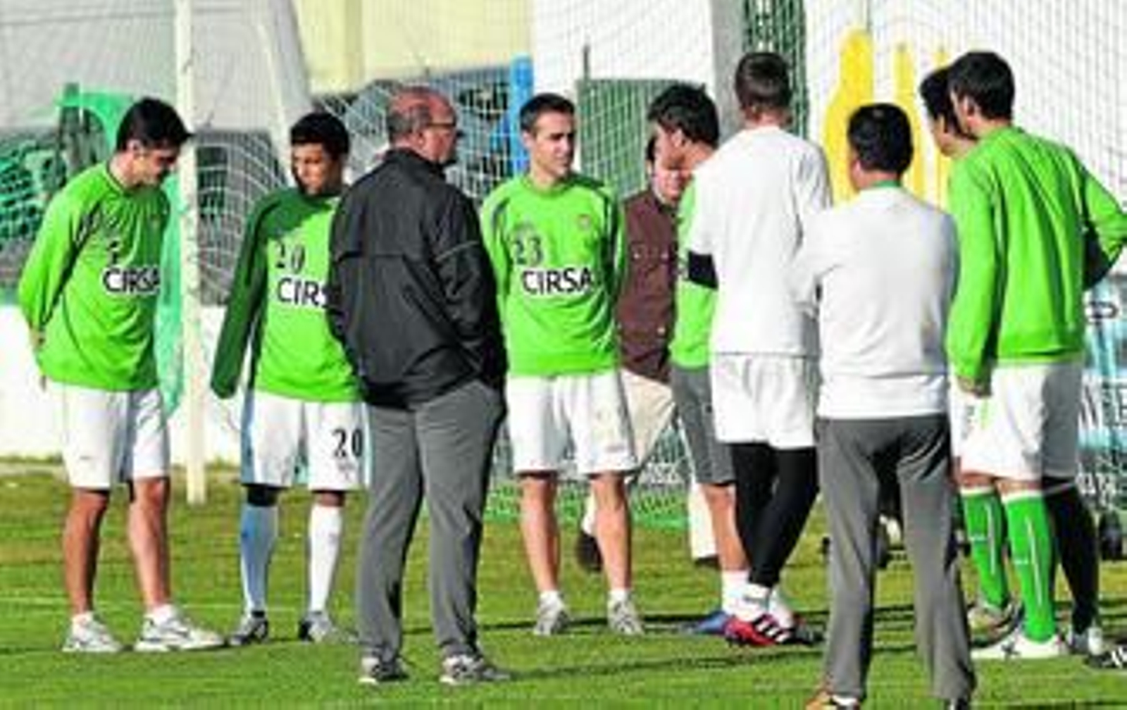 Pepe Mel dialoga con su plantilla, justo antes de comenzar el entrenamiento de ayer.