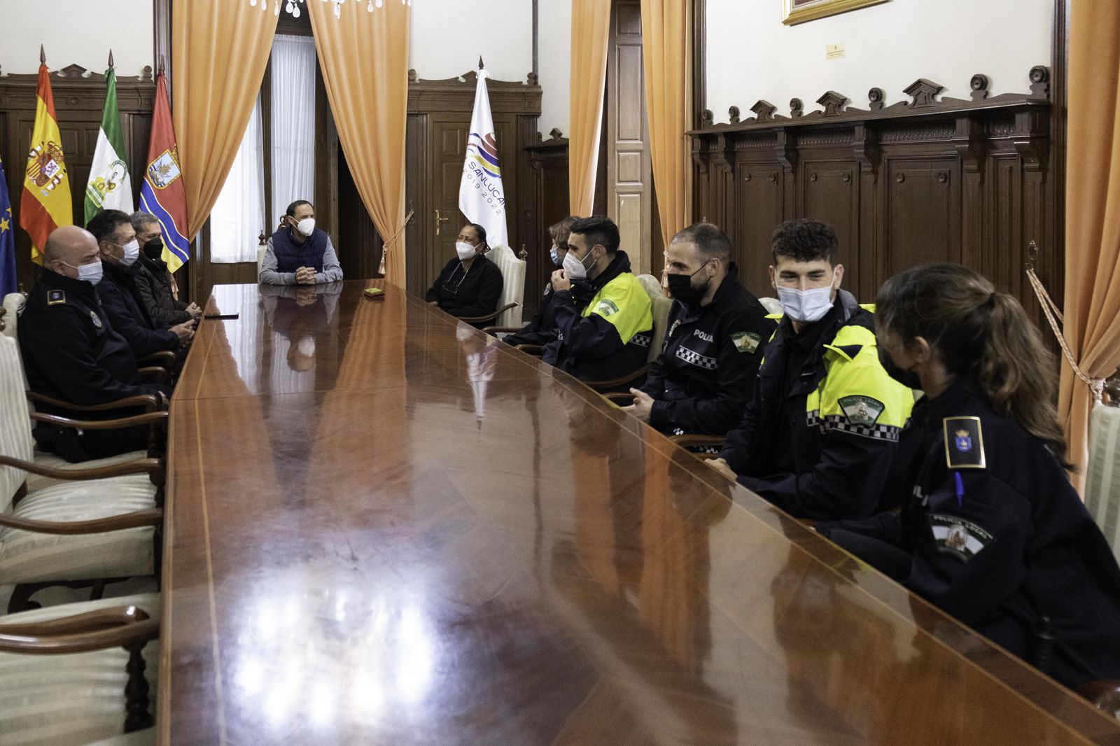 Los nuevos agentes de la Policía Local de Sanlúcar son tres hombres y dos mujeres.