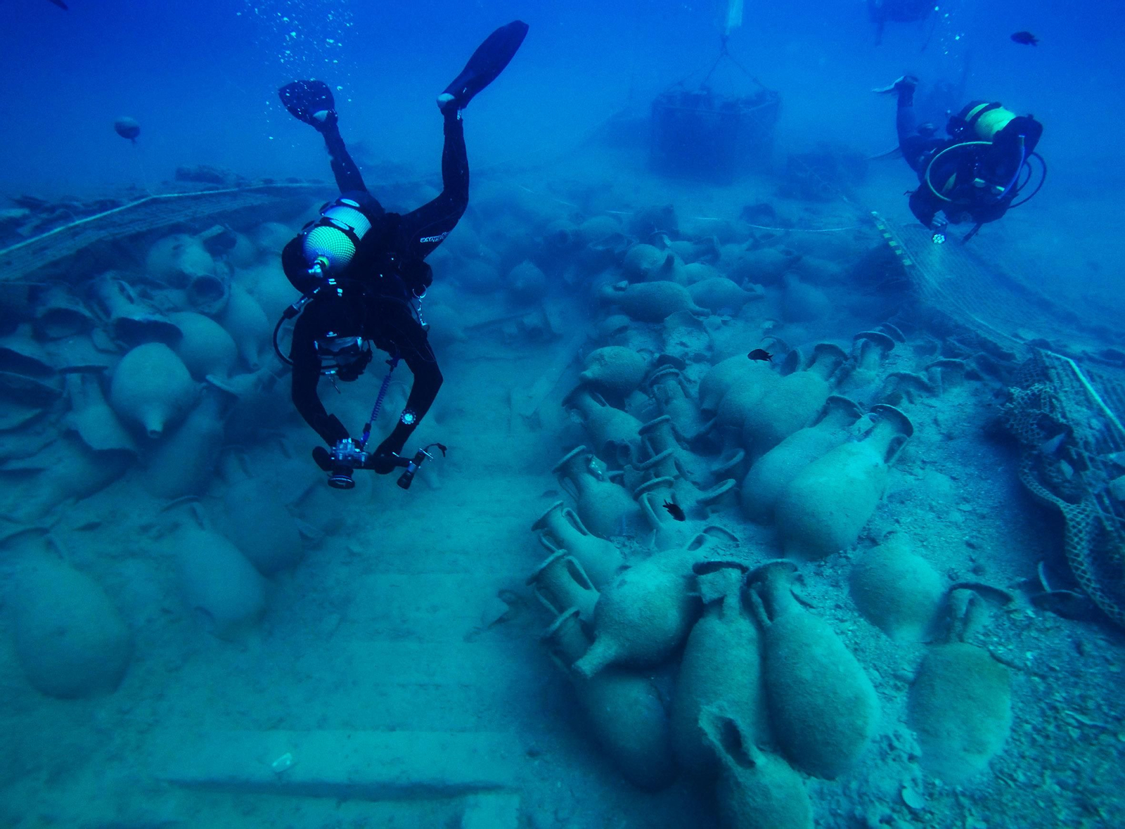 Los arqueólogos trabajan en el Bou Ferrer, que partió de Gades y se hundió en aguas de Alicante.