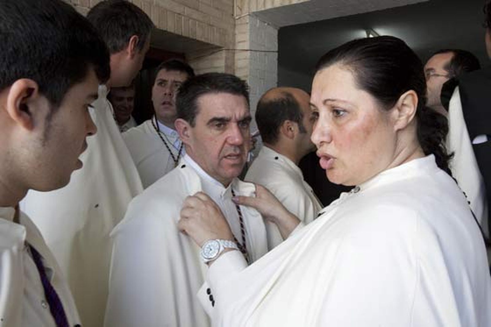 Los nazarenos se preparan en los momentos previos a la salida del Cautivo.

Foto: Jaime Martínez