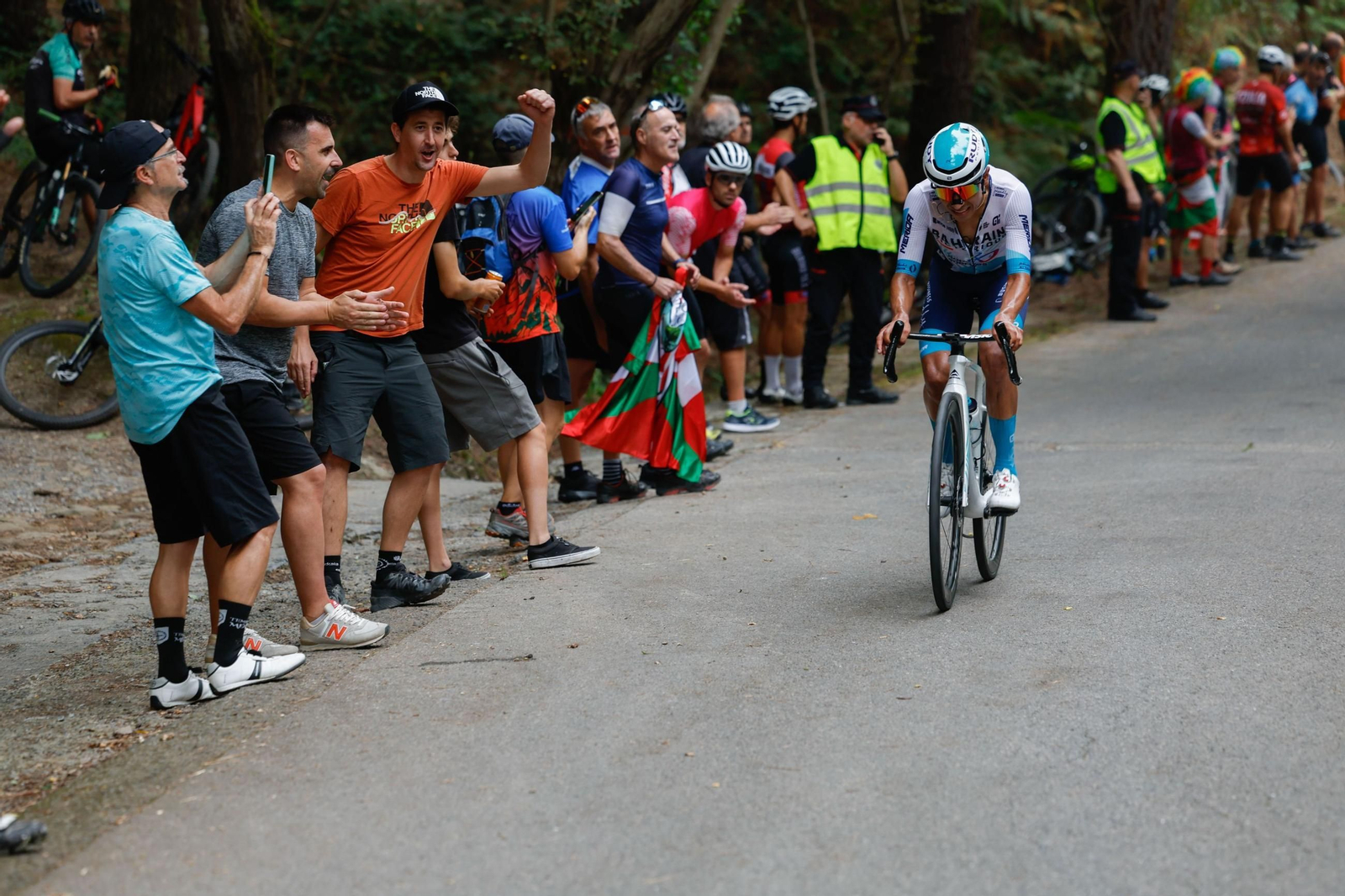 Las fotos de la Vuelta a España con el lío de la suspensión en Bilbao | Etapa 11